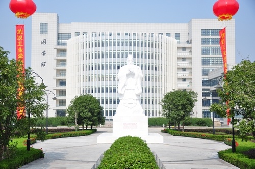 武漢輕工大學(xué)校園雕塑孔子像