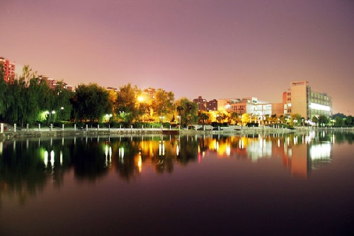 武漢輕工大學(xué)校園湖畔夜色