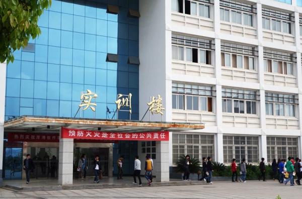 武漢工程職業(yè)技術(shù)學(xué)院實(shí)訓(xùn)樓